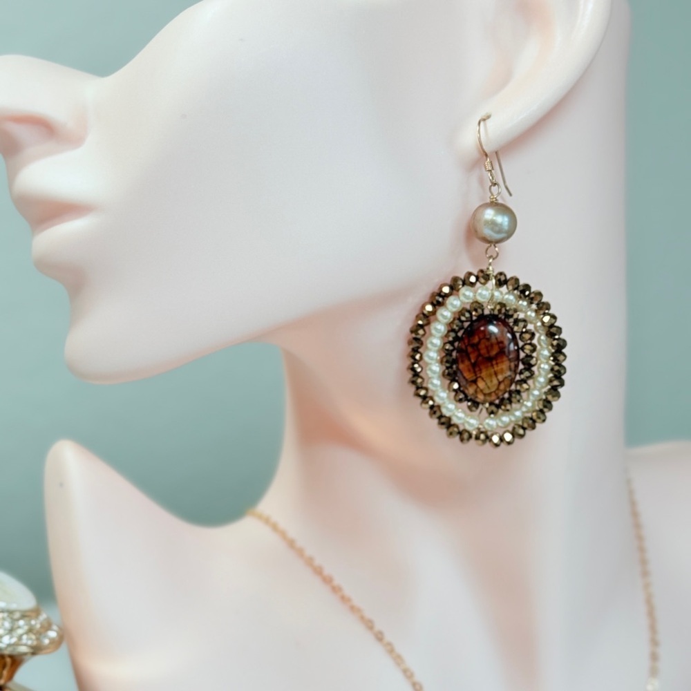 ⚜️ Elegant Brown and Cream Beaded Earrings - Picture 3 of 7